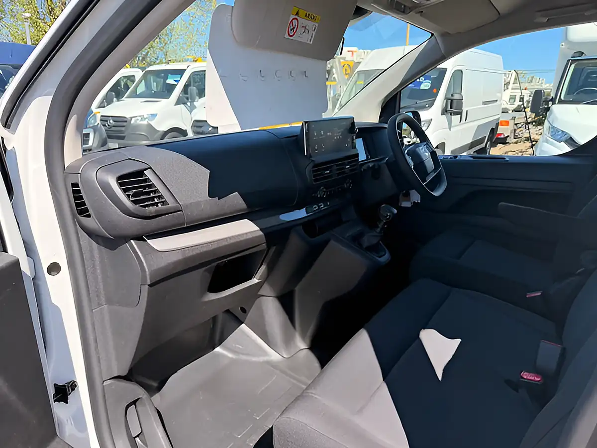 Used 2026 Volkswagen Vivaro Prime Xl Crew Lwb White - Interior and Exterior details 15