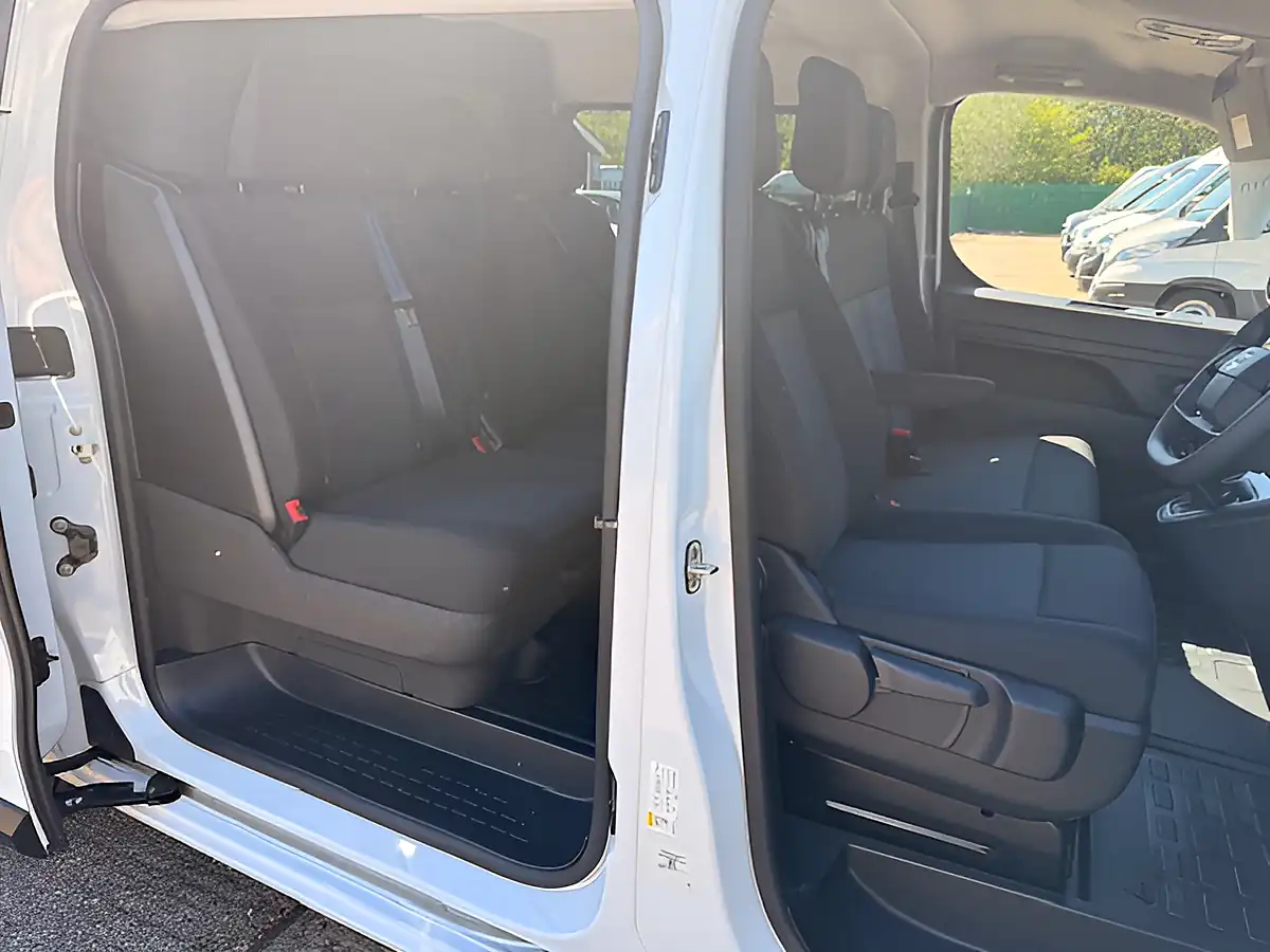 Used 2026 Volkswagen Vivaro Prime Xl Crew Lwb White - Interior and Exterior details 17