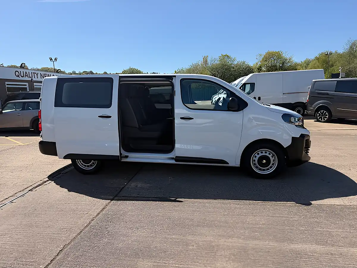 Used 2026 Volkswagen Vivaro Prime Xl Crew Lwb White - Interior and Exterior details 3