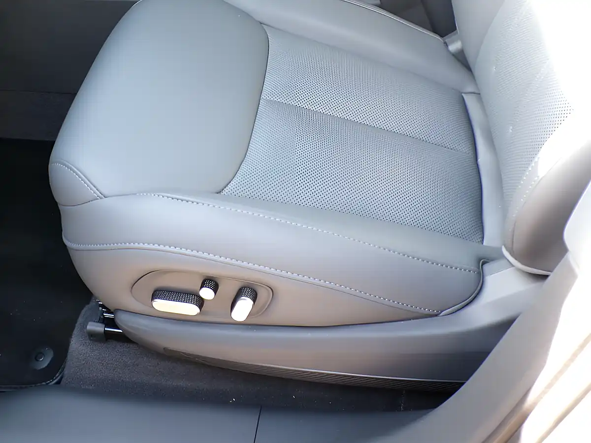 Used 2026 Xpeng G6 Long Range Silver - Interior and Exterior details 17