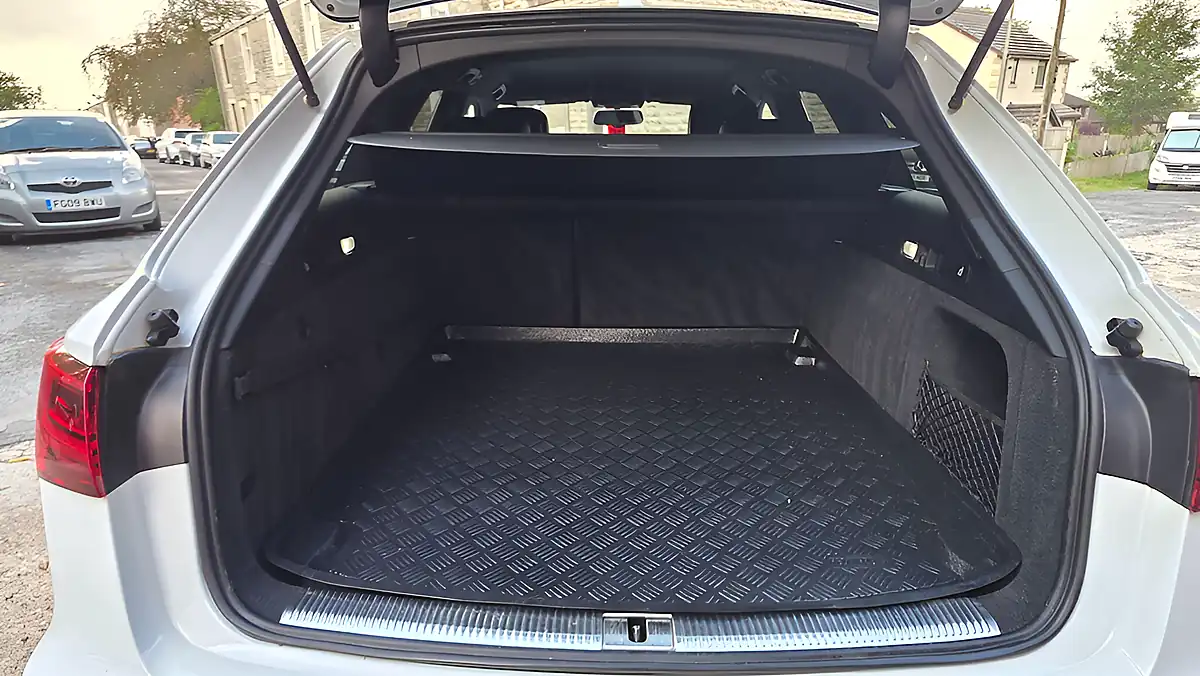 Used 2027 Audi A6 Avant Ultra Black Edition White - Interior and Exterior details 16