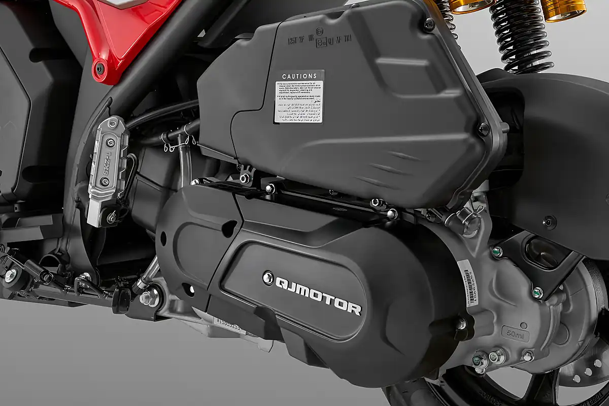 Used 2027 Qjmotor Srk 125 E Red / Silver - Interior and Exterior details 2