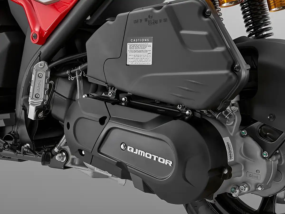 Used 2027 Qjmotor Srk 125 E Red / Silver - Interior and Exterior details 5