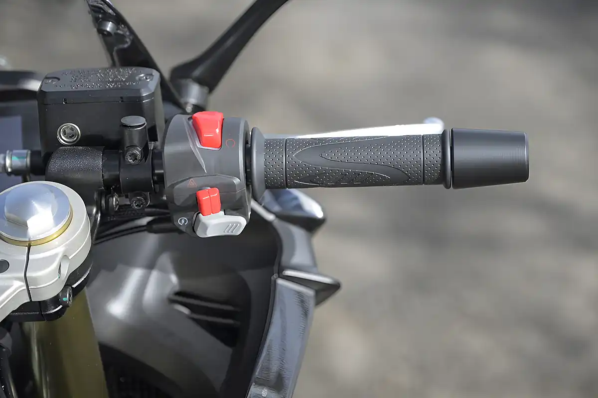 Used 2027 Qjmotor Srk 125 R Red/Silver - Interior and Exterior details 15