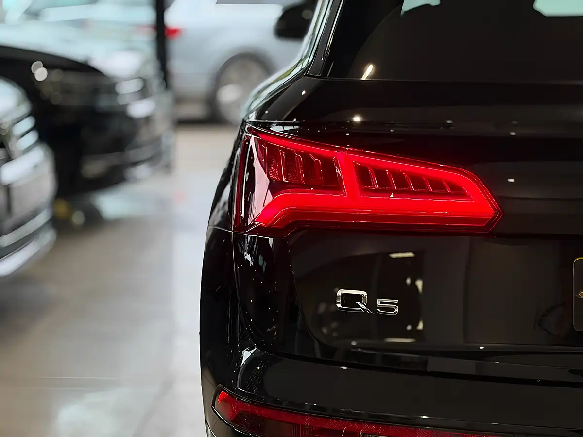 Used Audi Q5 Black Edition - Interior and Exterior details 7