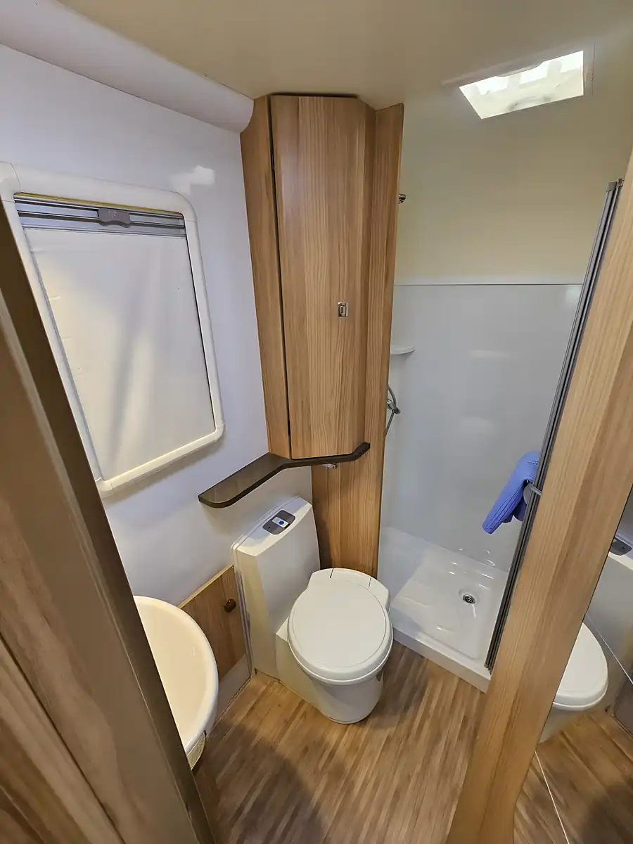 Used Bailey Approach Autograph 740 Low Profile 4 Berth Nero Black - Interior and Exterior details 18