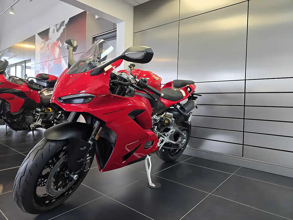 Used Ducati Panigale V2 Red - Interior and Exterior details 9