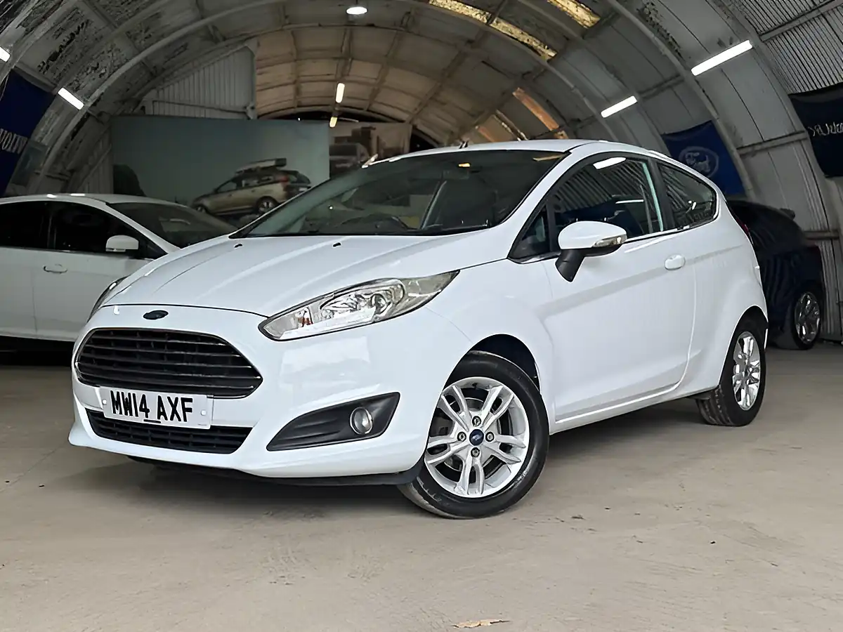 Used Ford Fiesta Zetec Frozen White - Interior and Exterior details 12