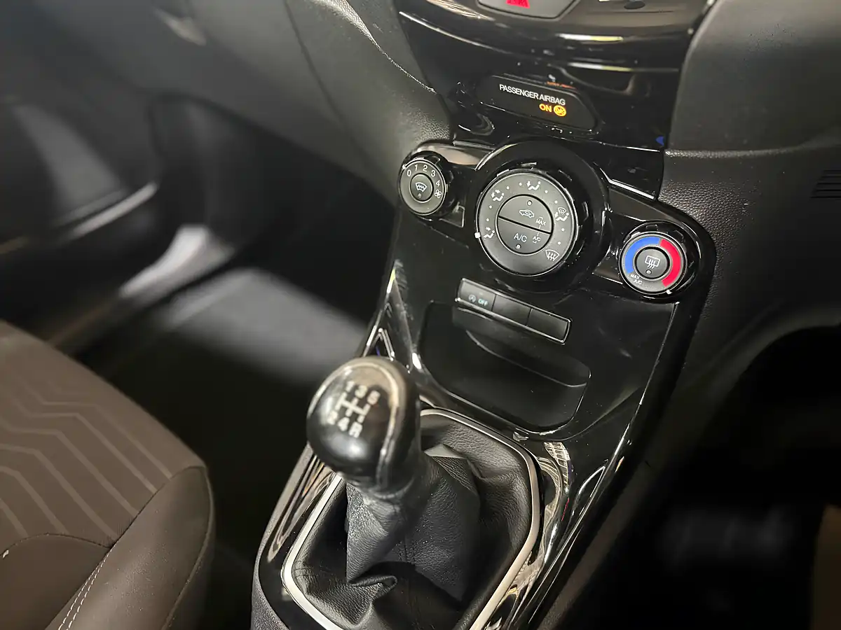 Used Ford Fiesta Zetec Frozen White - Interior and Exterior details 15
