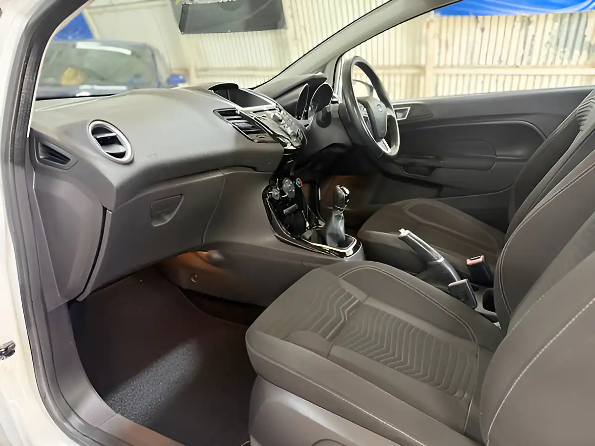 Used Ford Fiesta Zetec Frozen White - Interior and Exterior details 17