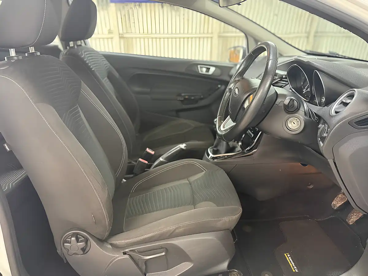 Used Ford Fiesta Zetec Frozen White - Interior and Exterior details 18