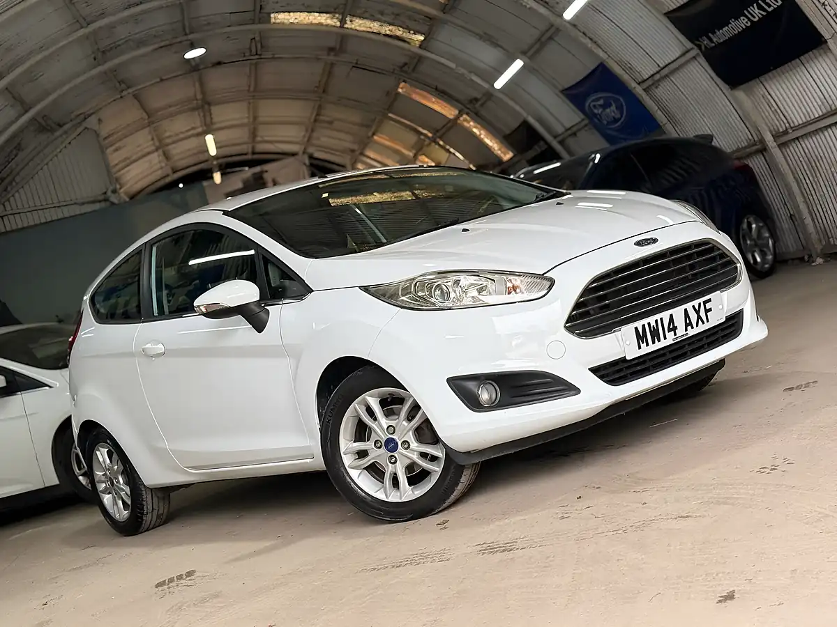 Used Ford Fiesta Zetec Frozen White - Interior and Exterior details 20