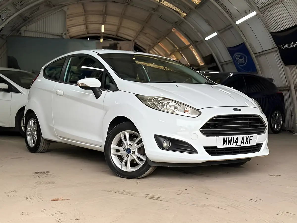 Used Ford Fiesta Zetec Frozen White - Interior and Exterior details 4