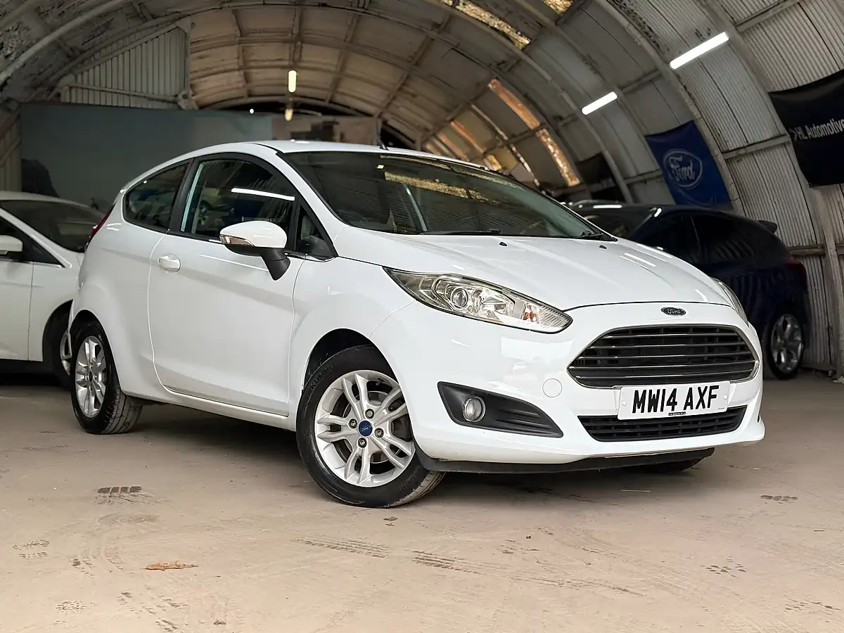Used Ford Fiesta Zetec Frozen White - Interior and Exterior details 5