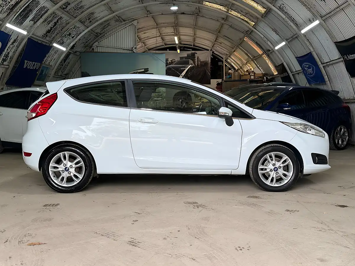 Used Ford Fiesta Zetec Frozen White - Interior and Exterior details 6