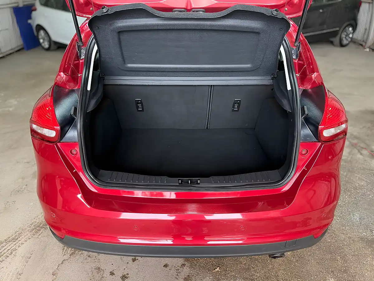 Used Ford Focus Titanium Candy Red - Interior and Exterior details 10