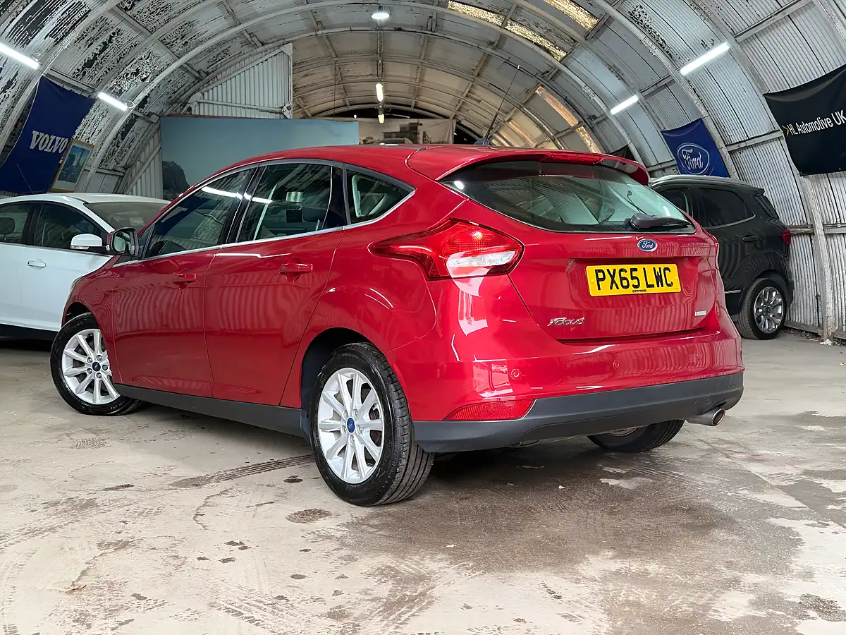 Used Ford Focus Titanium Candy Red - Interior and Exterior details 11