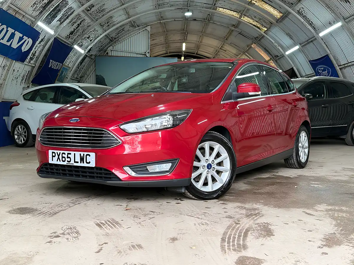Used Ford Focus Titanium Candy Red - Interior and Exterior details 12