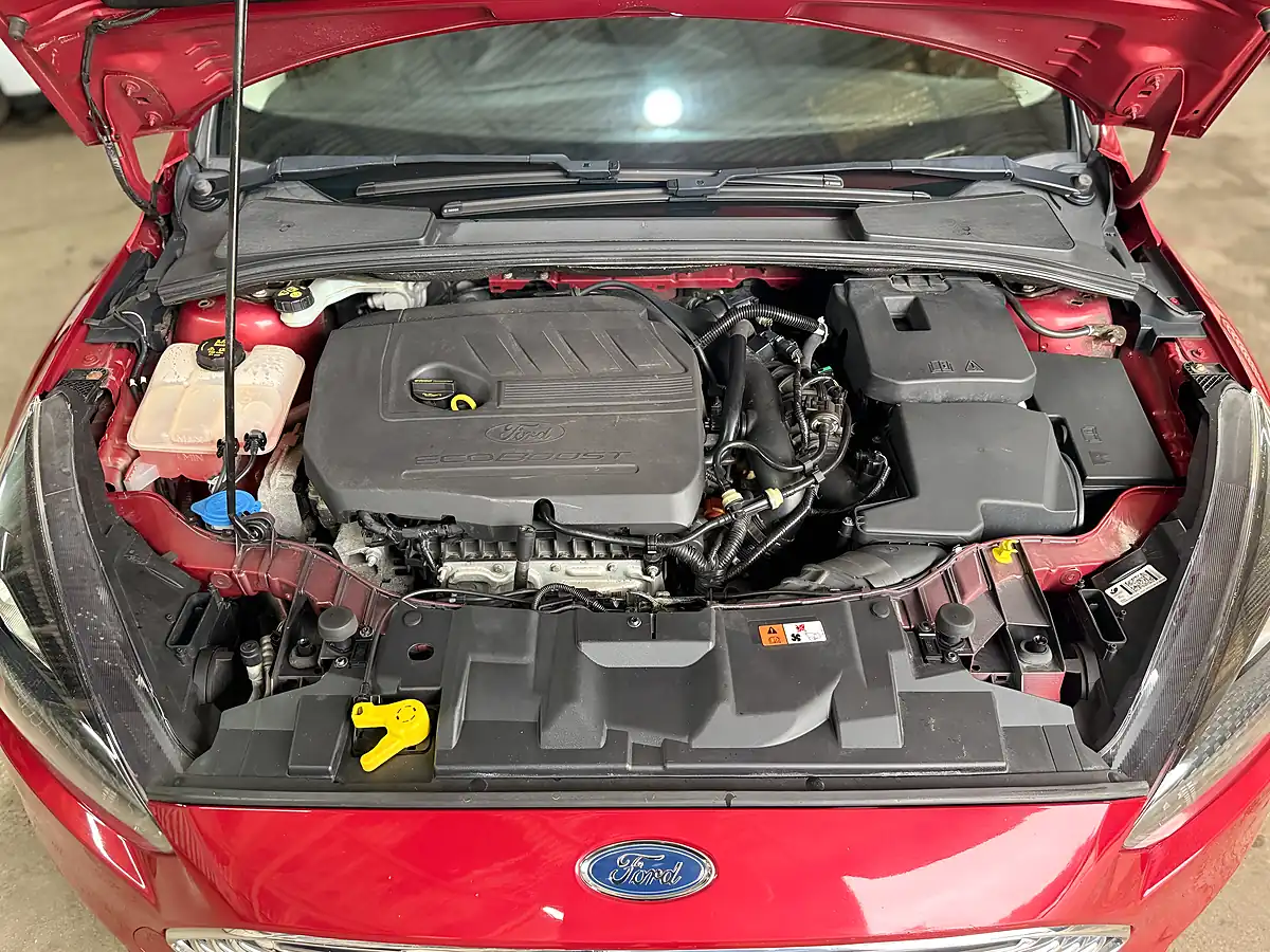 Used Ford Focus Titanium Candy Red - Interior and Exterior details 13