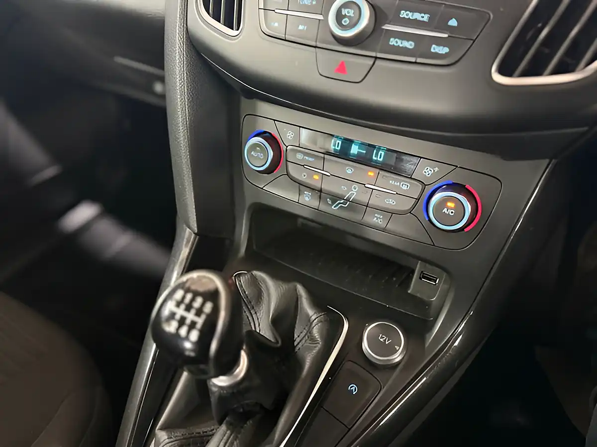 Used Ford Focus Titanium Candy Red - Interior and Exterior details 15