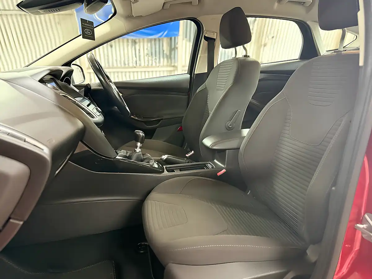 Used Ford Focus Titanium Candy Red - Interior and Exterior details 17