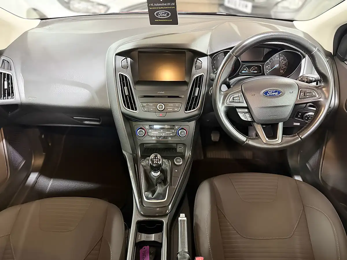 Used Ford Focus Titanium Candy Red - Interior and Exterior details 18