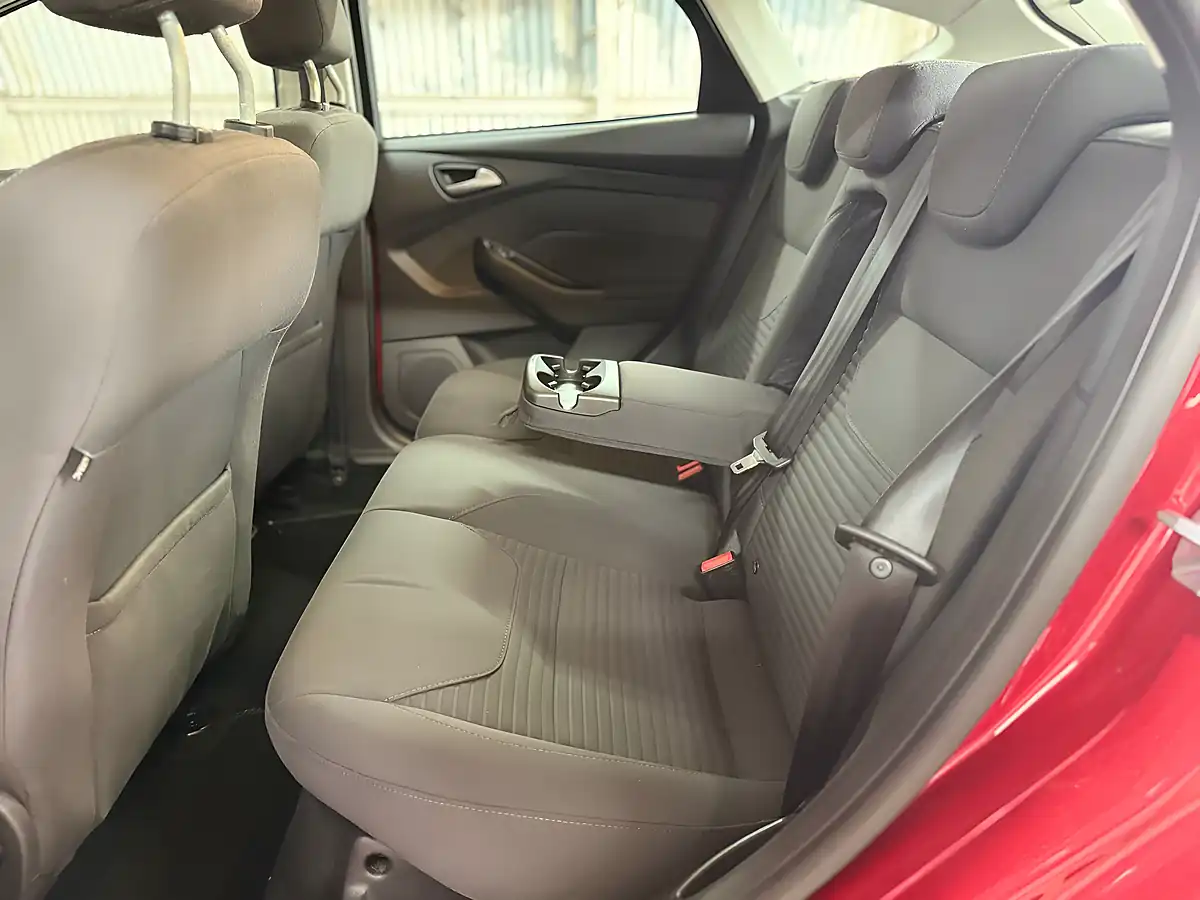 Used Ford Focus Titanium Candy Red - Interior and Exterior details 19