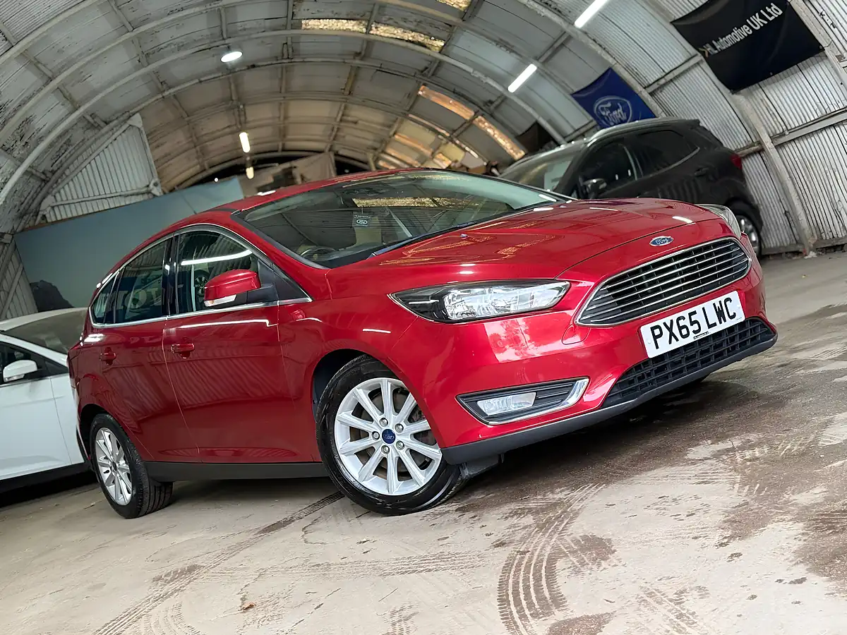 Used Ford Focus Titanium Candy Red - Interior and Exterior details 20