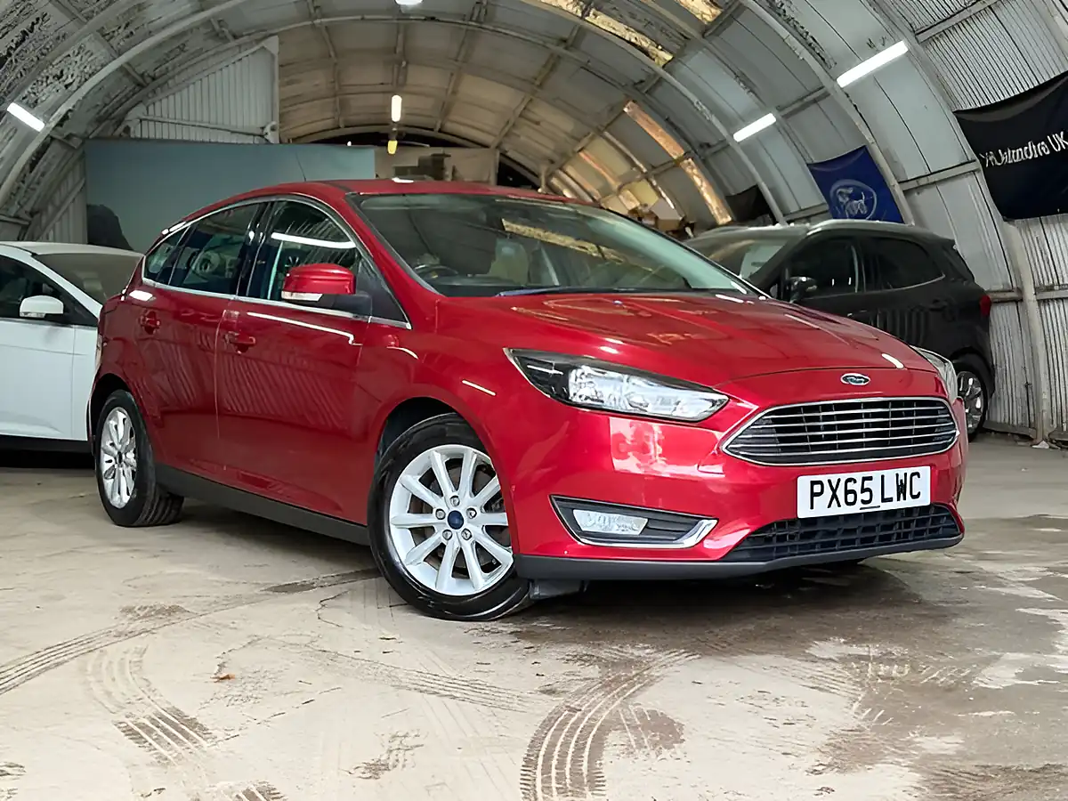 Used Ford Focus Titanium Candy Red - Interior and Exterior details 4