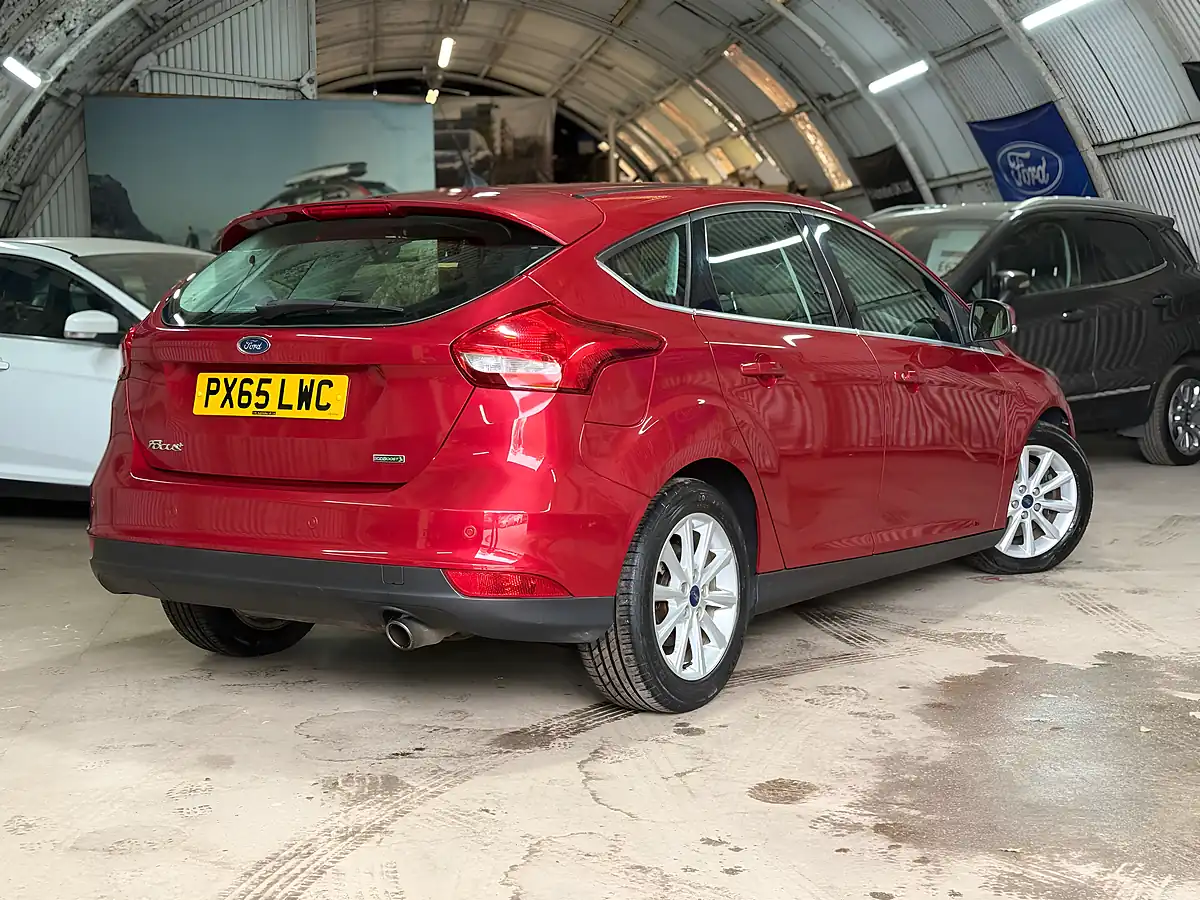 Used Ford Focus Titanium Candy Red - Interior and Exterior details 9