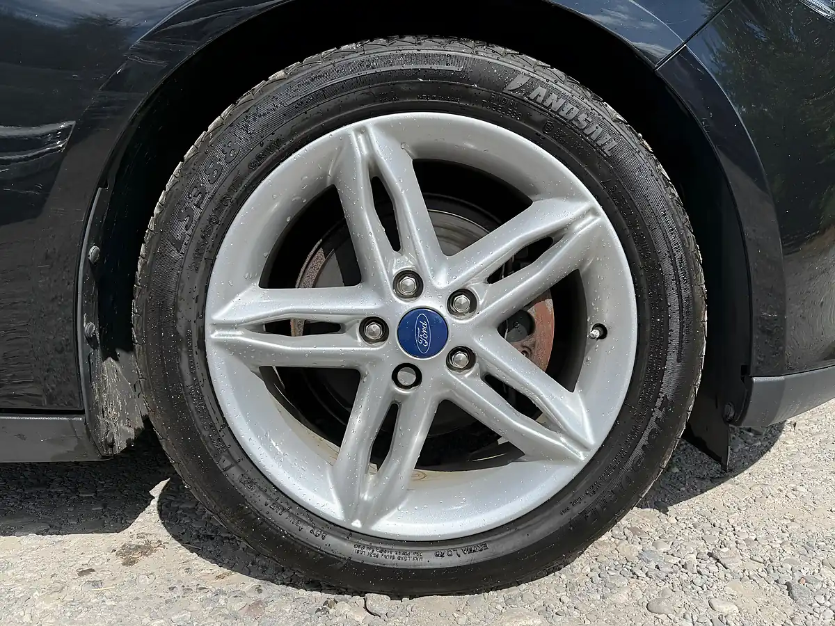 Used Ford Focus Zetec Panther Black - Interior and Exterior details 13