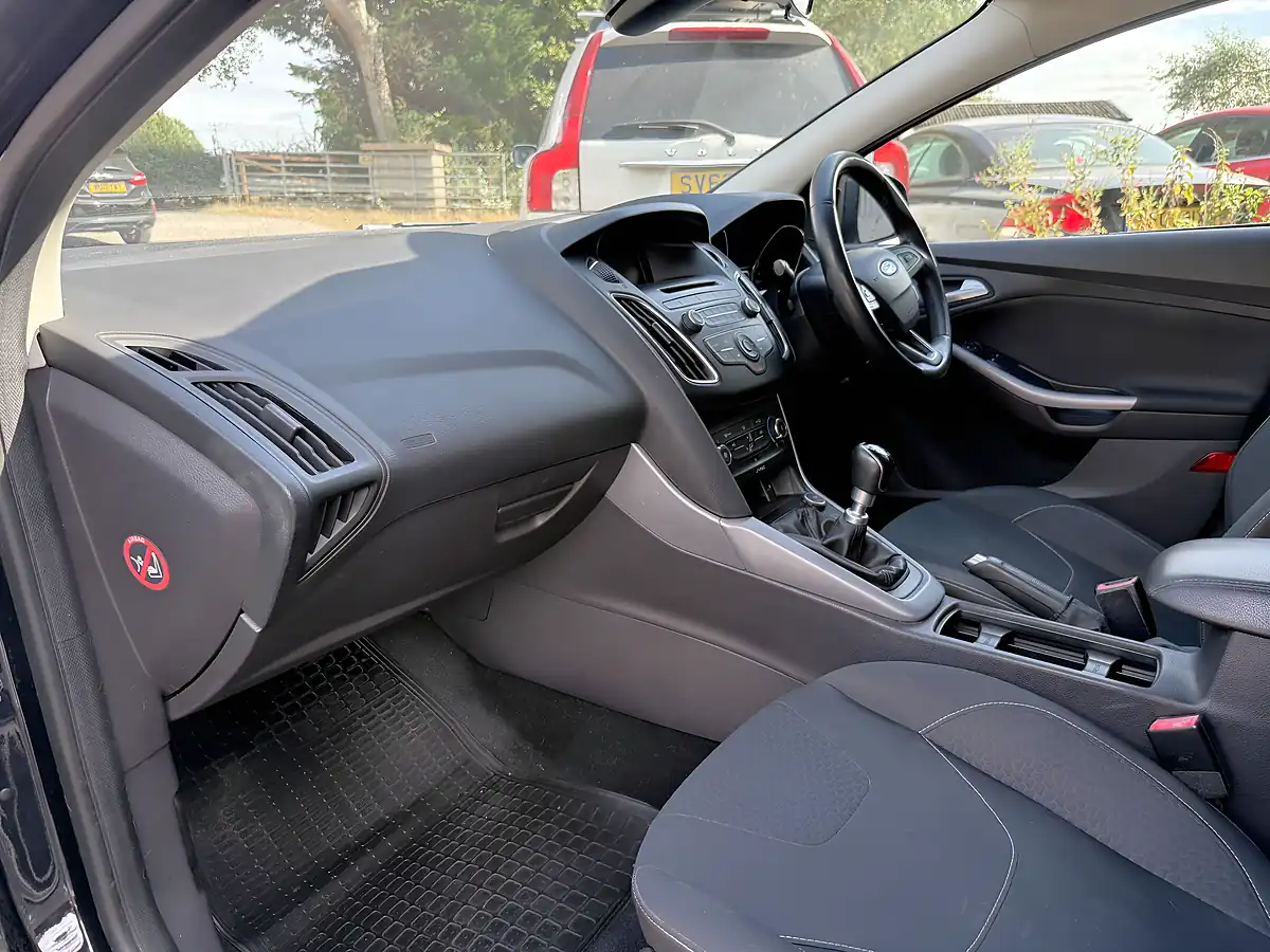 Used Ford Focus Zetec Panther Black - Interior and Exterior details 16
