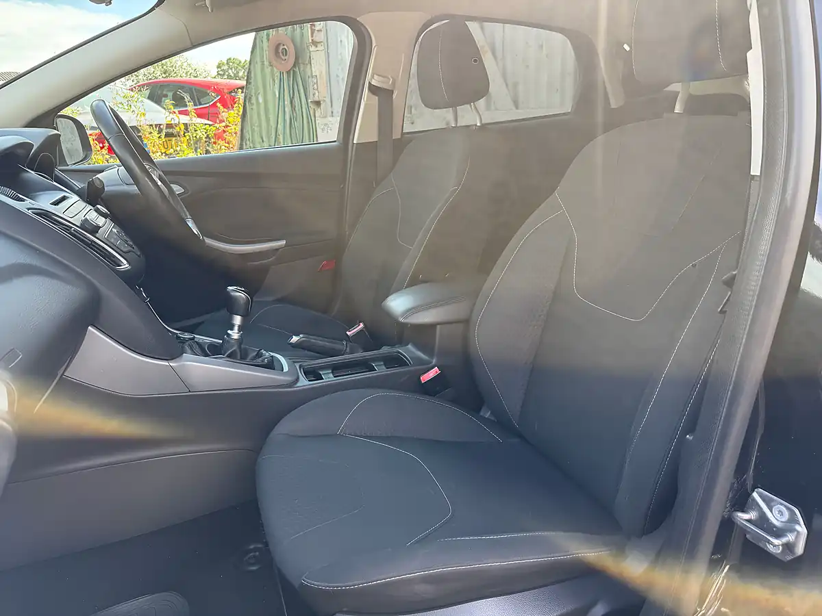 Used Ford Focus Zetec Panther Black - Interior and Exterior details 17