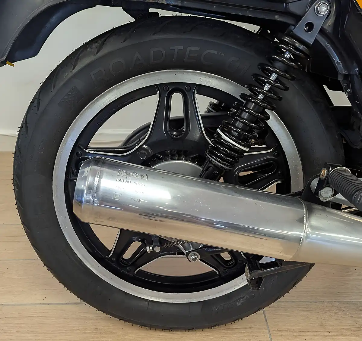 Used Honda CB400 Superdream - Interior and Exterior details 12
