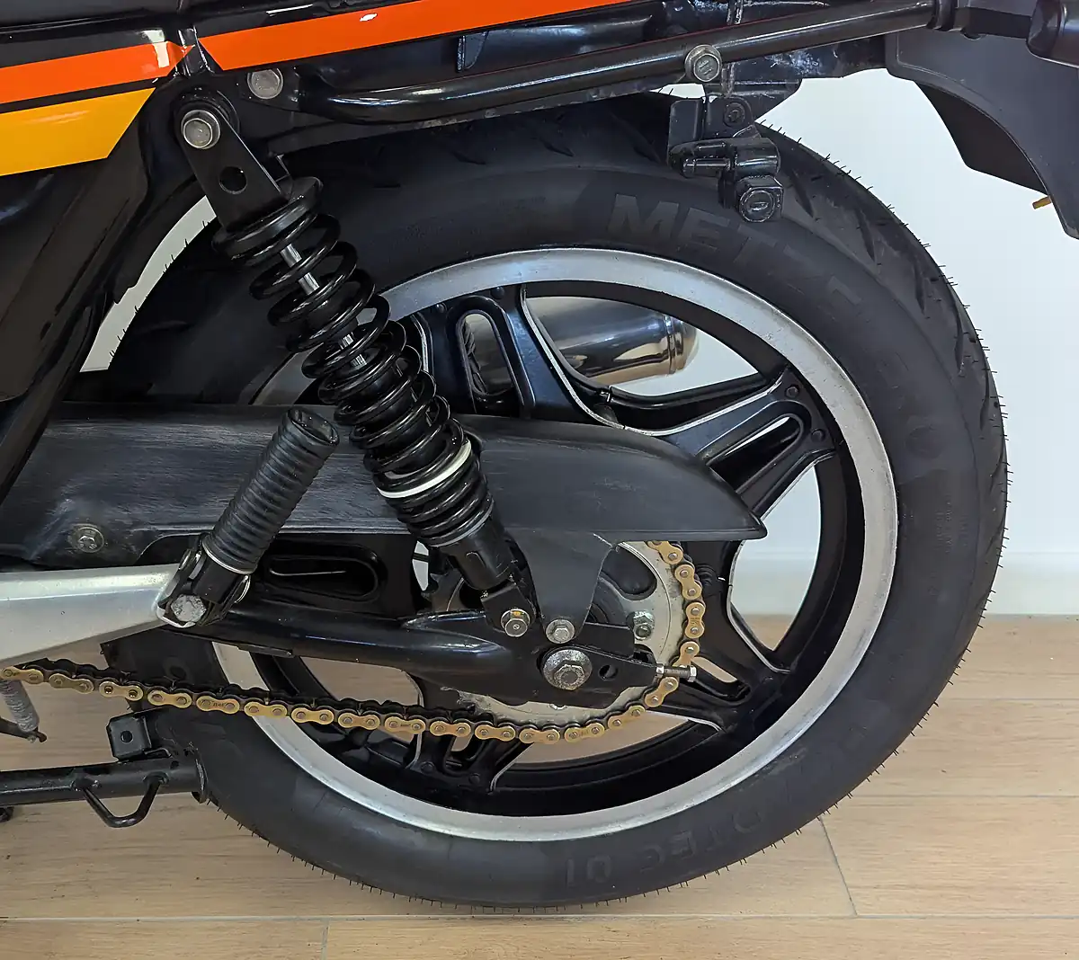 Used Honda CB400 Superdream - Interior and Exterior details 13
