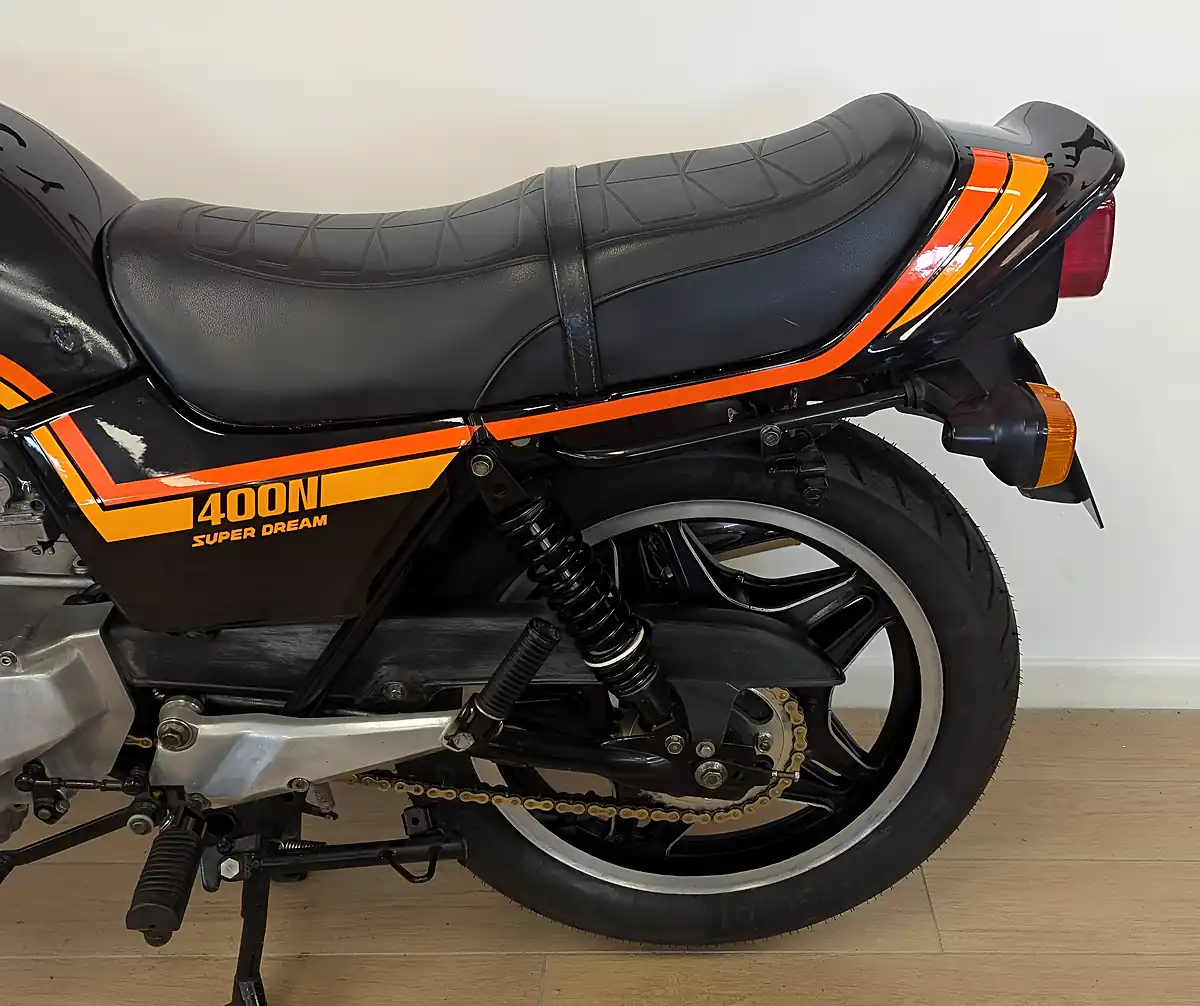 Used Honda CB400 Superdream - Interior and Exterior details 18