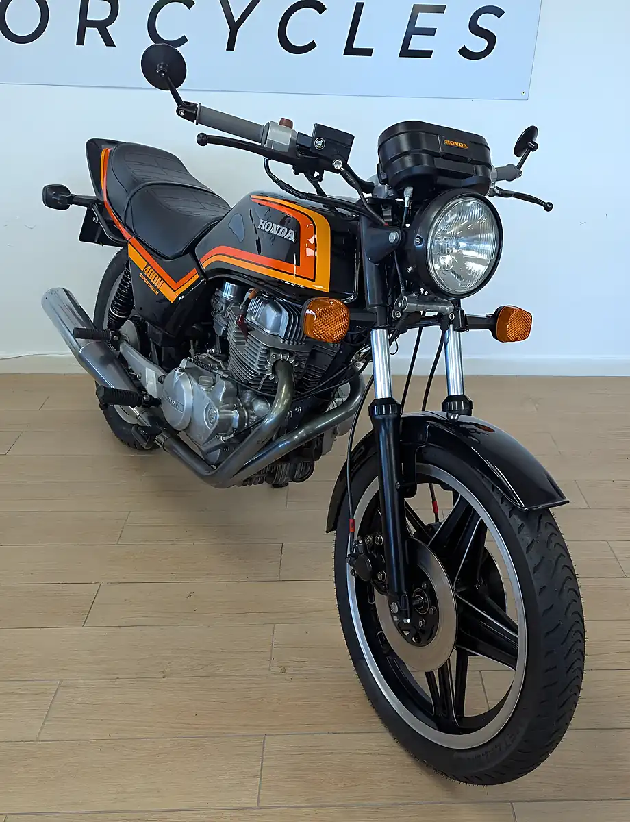 Used Honda CB400 Superdream - Interior and Exterior details 2