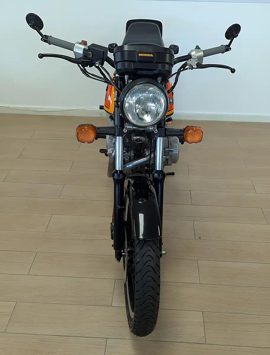 Used Honda CB400 Superdream - Interior and Exterior details 3