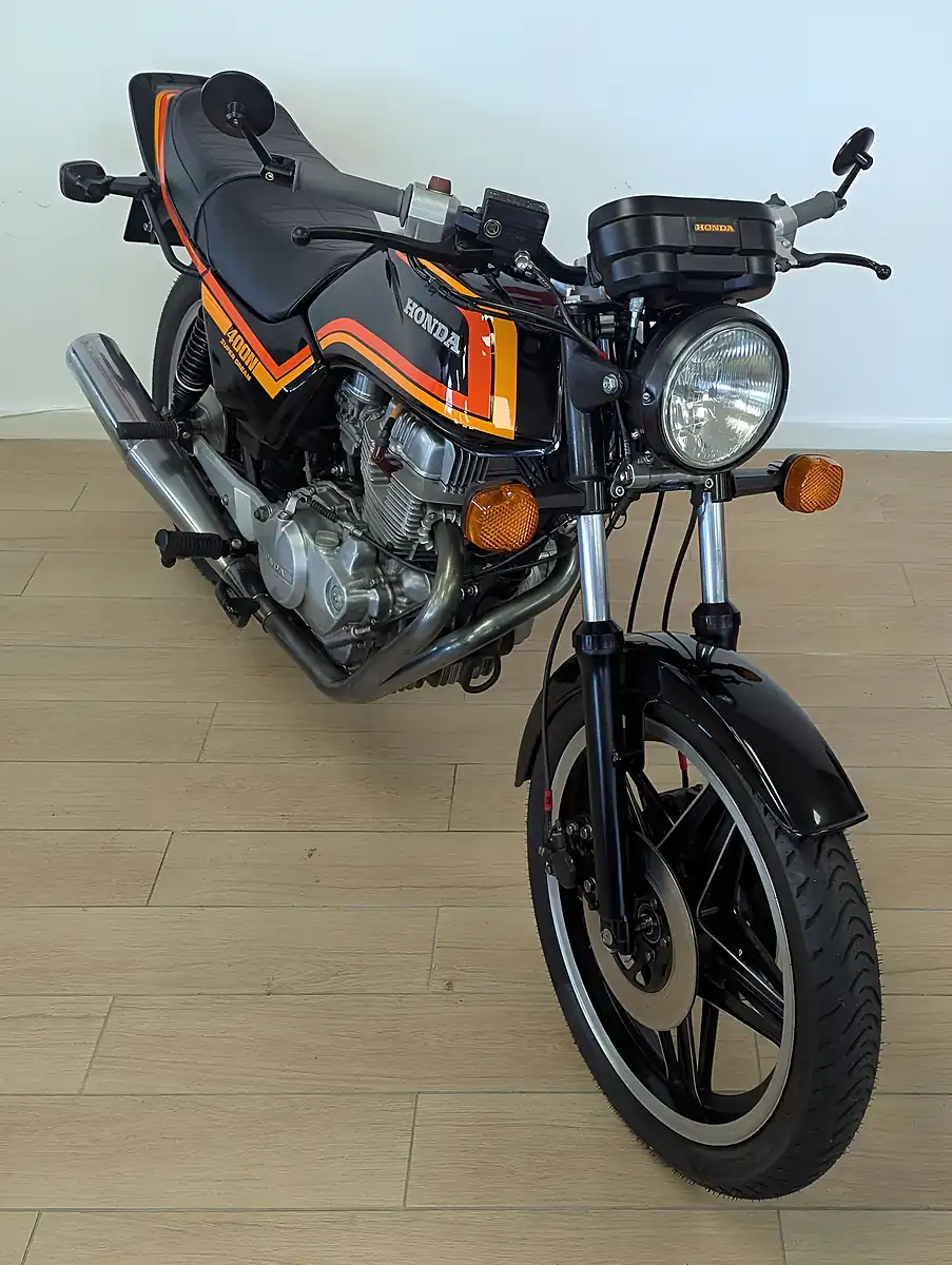 Used Honda CB400 Superdream - Interior and Exterior details 6