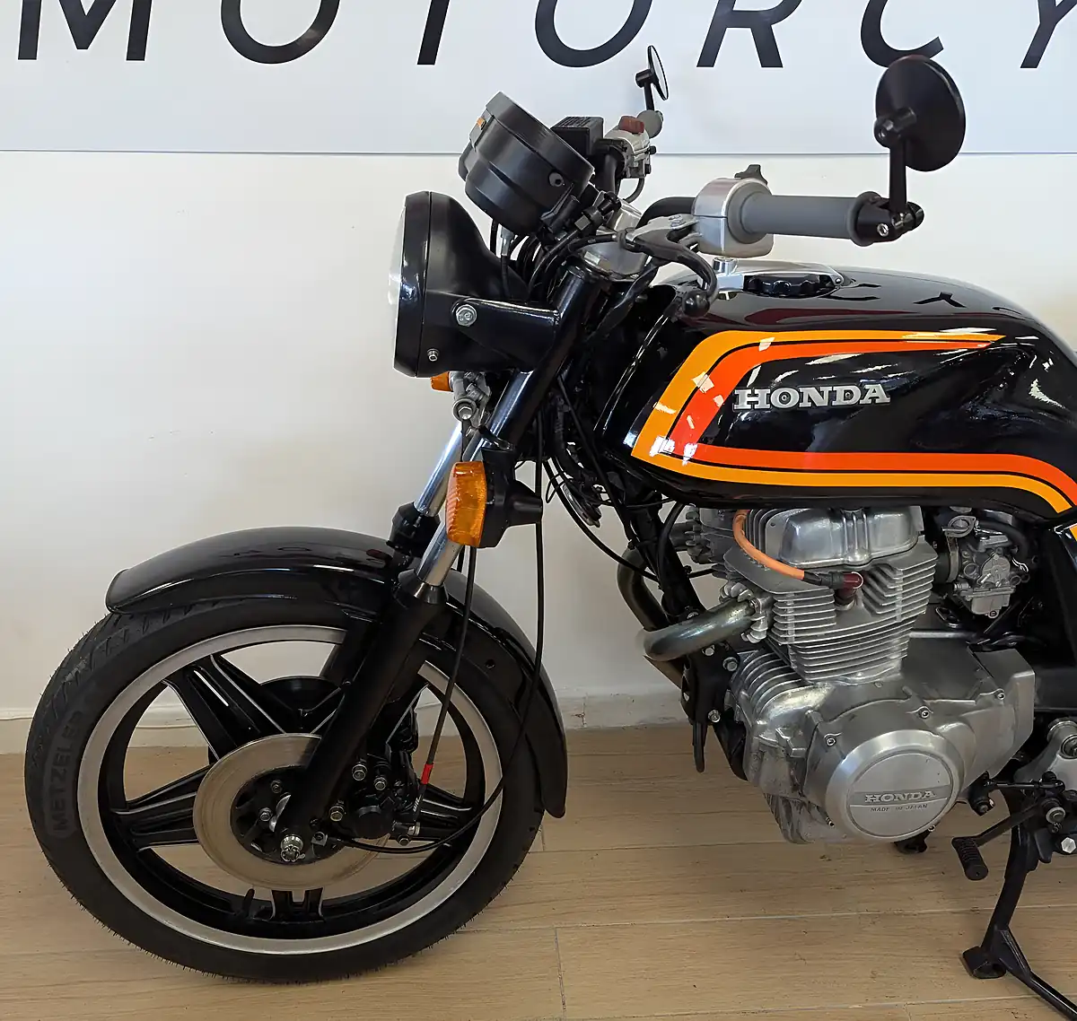 Used Honda CB400 Superdream - Interior and Exterior details 9