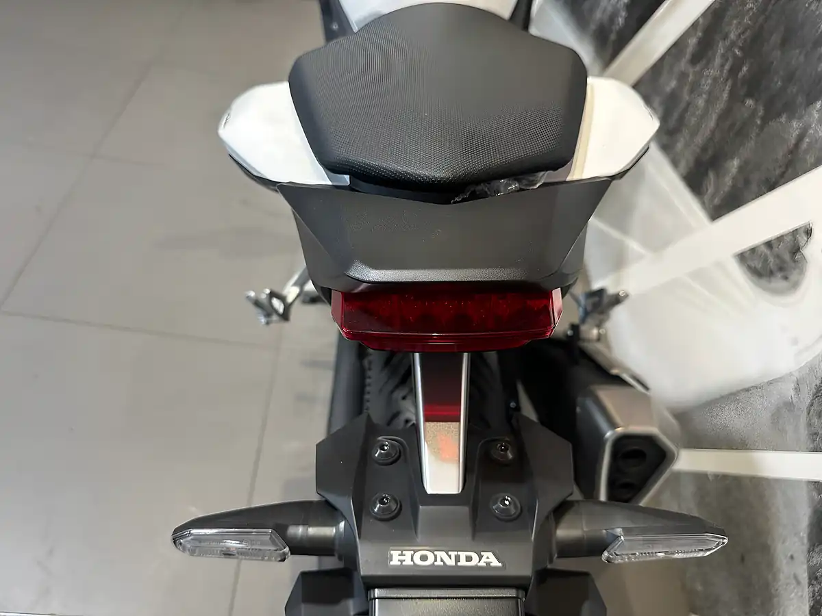 Used Honda CB750 Hornet White - Interior and Exterior details 17