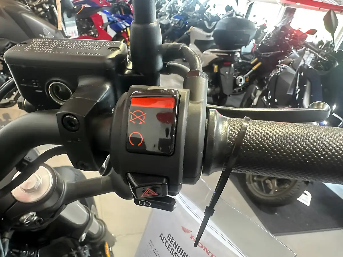 Used Honda CMX500 Rebel Green - Interior and Exterior details 10