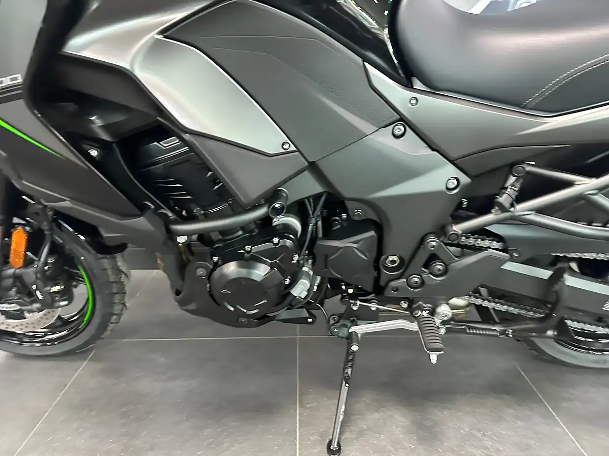 Used Kawasaki Versys 1100 Adventure Black - Interior and Exterior details 13