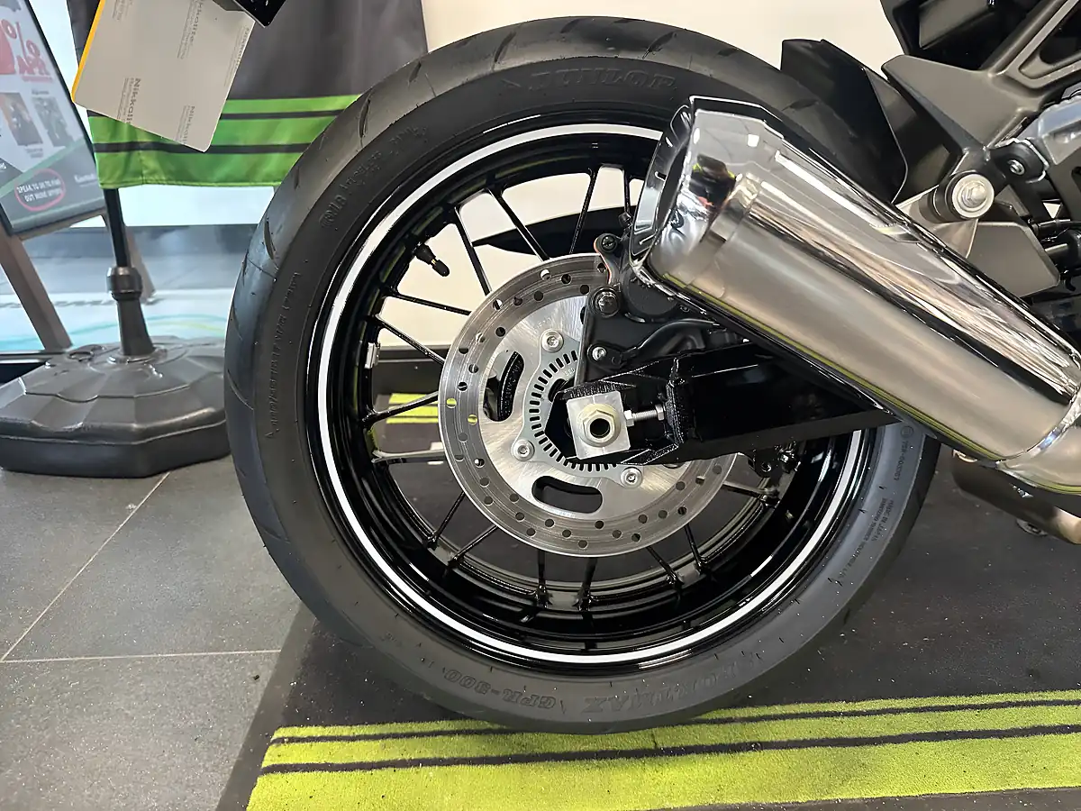 Used Kawasaki Z900 RS Naked Black - Interior and Exterior details 4