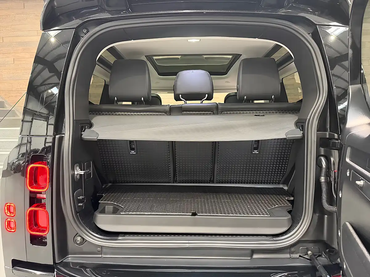 Used Land Rover Defender X-Dynamic Hse Black - Interior and Exterior details 15