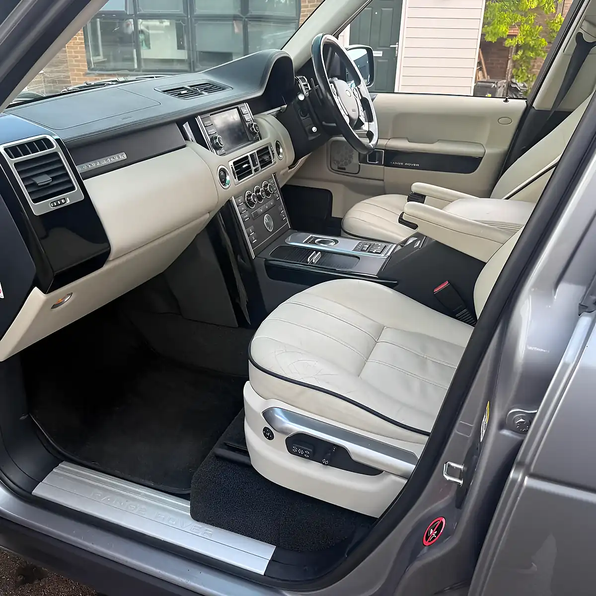 Used Land Rover Range Rover Vogue Orkney Grey Metallic - Interior and Exterior details 6