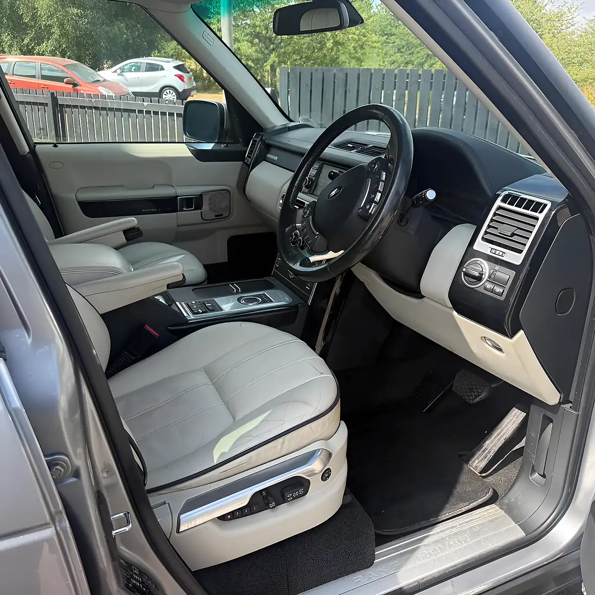 Used Land Rover Range Rover Vogue Orkney Grey Metallic - Interior and Exterior details 7