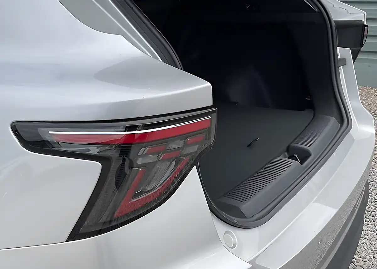 Used MG MGS5 EV Trophy Silver - Interior and Exterior details 10