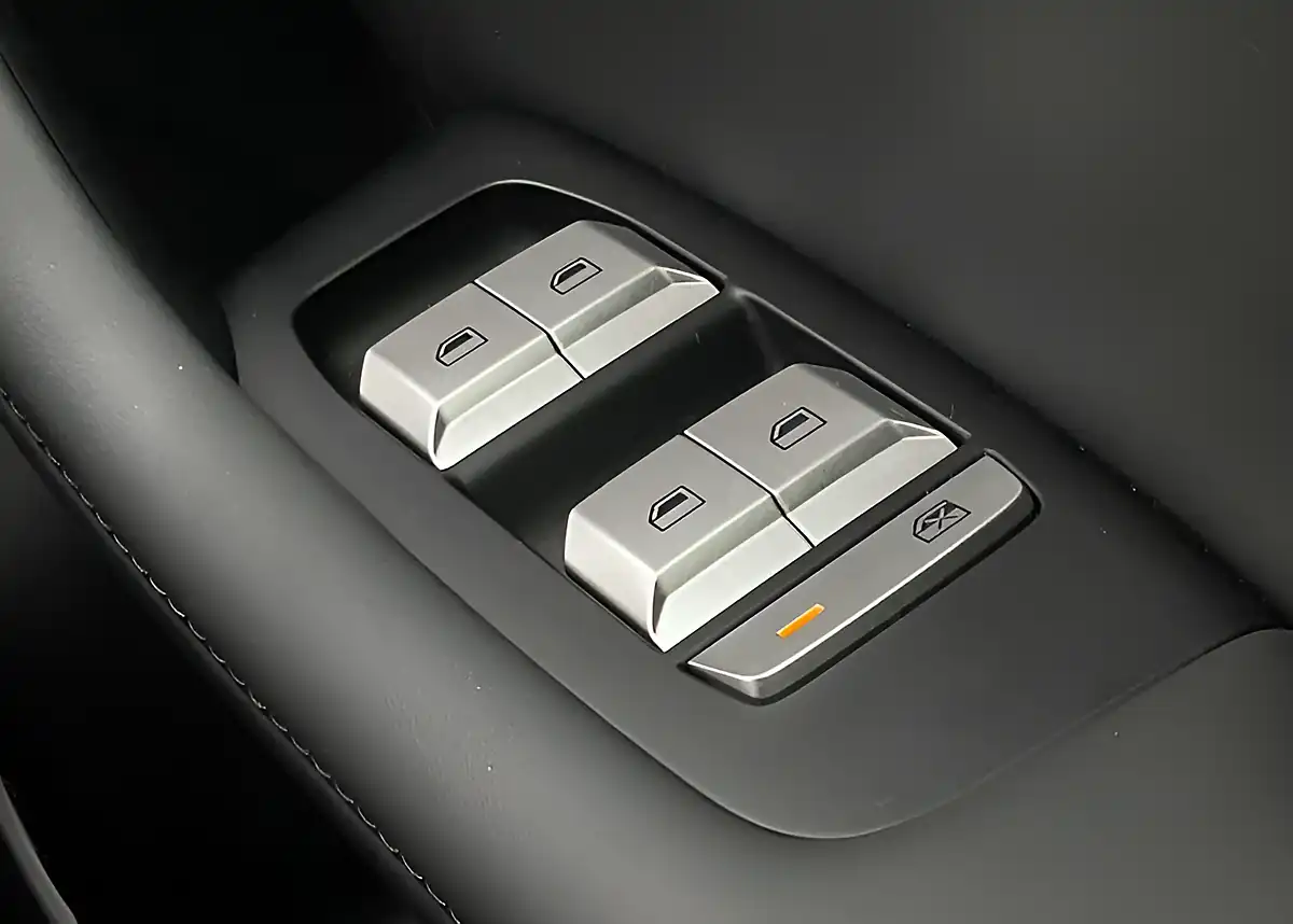 Used MG MGS5 EV Trophy Silver - Interior and Exterior details 17