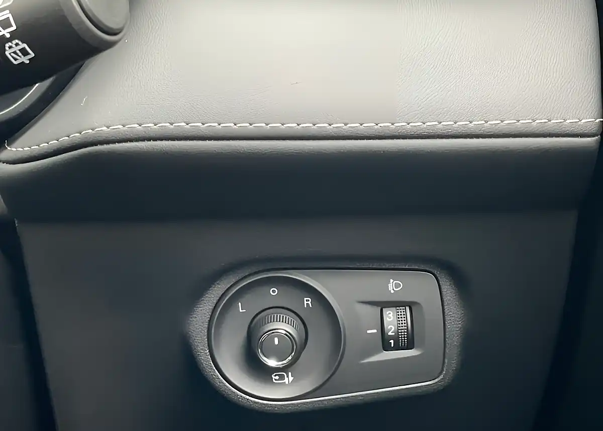 Used MG Zs Trophy White - Interior and Exterior details 20
